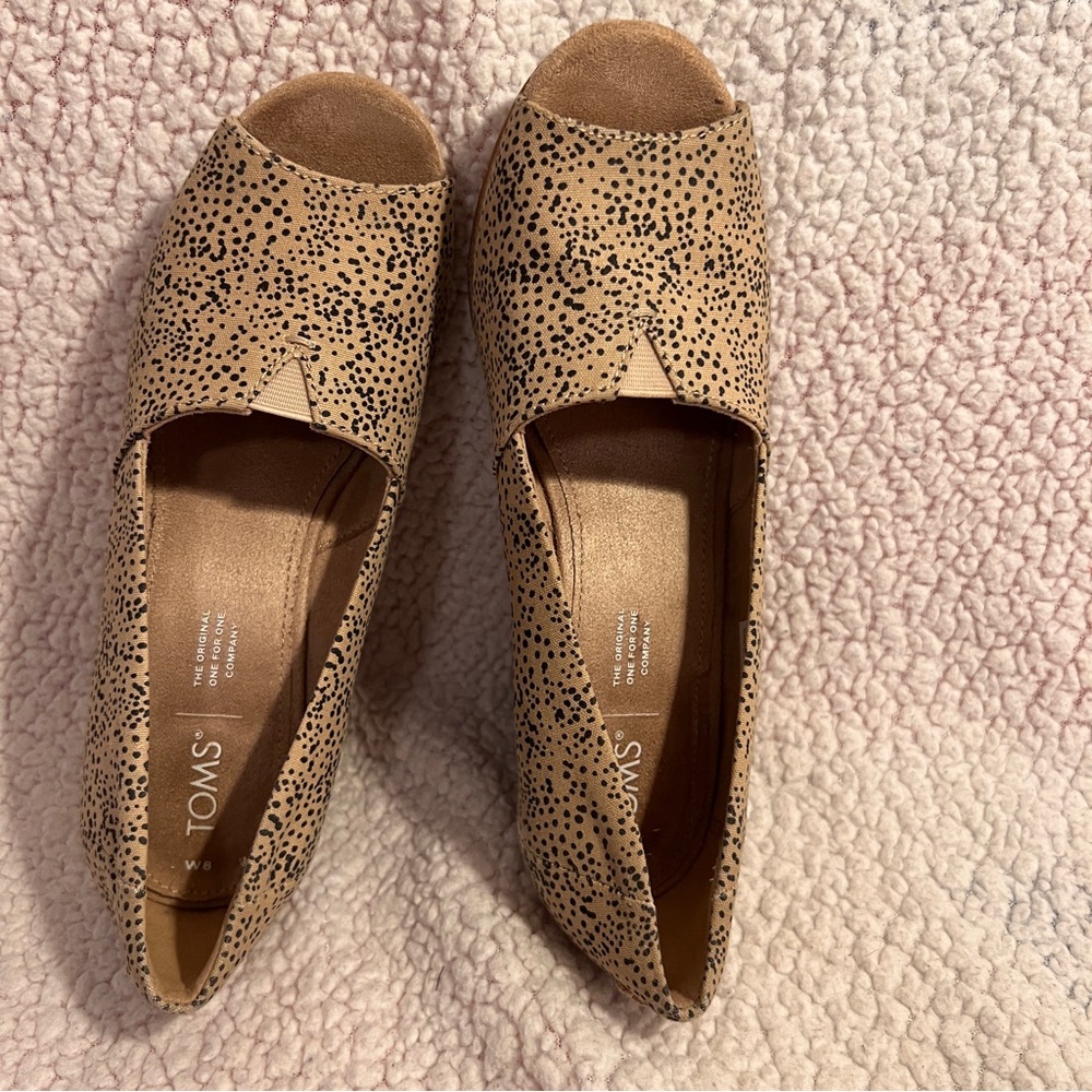 TOMS Wedges Tan and Black Slip On Open Toe Size W8 3½” Wedge Comfortable